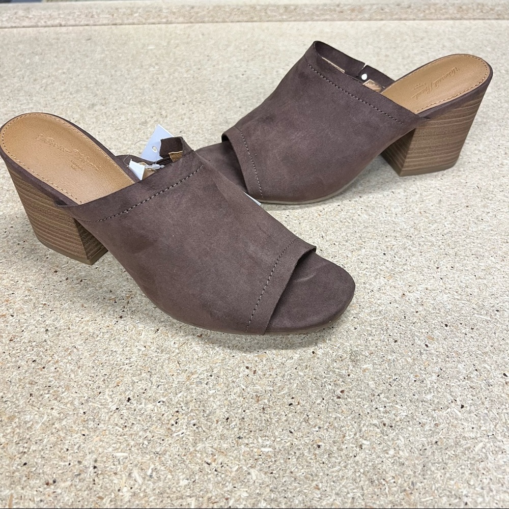 Universal Thread slide shoes‎ size 6.5